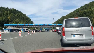Drahá past cestou do Chorvatska. Některá osobní auta musí za známku platit dvojnásobek