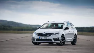 Nová Škoda Octavia RS 245 hezky zblízka. 17