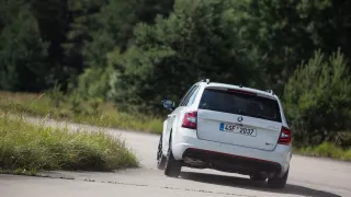 Nová Škoda Octavia RS 245 v pohybu. 5