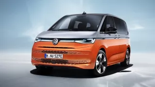 Nový Volkswagen Multivan je v Česku. Láká na dobrou první cenu i úspornou verzi do zásuvky