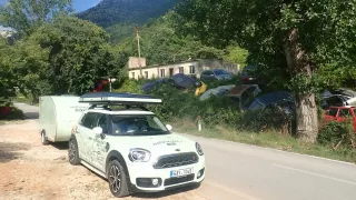 Miňas u albánského vrakoviště