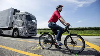 Nový elektronický asistent má chránit cyklisty před sražením. Některá auta to už umí i bez něj