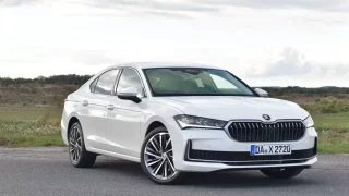 Škoda Superb s nejsilnějším motorem je skvělý sleeper, jenom trochu bez emocí