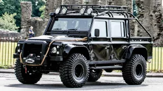 Do aukce jde filmový Land Rover Defender. Proháněl