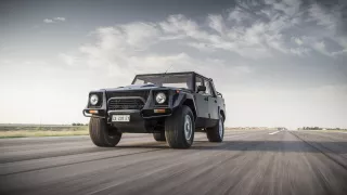 Dvanáctiválcové Lamborghini LM002 se mimo asfalt n