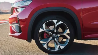Škoda Kodiaq RS je nejlevnější a nejvýkonnější sedmimístné SUV na trhu. Jezdí opravdu dobře
