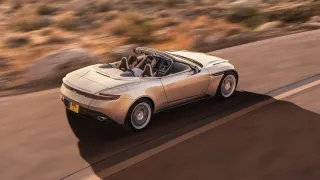 Nádherný roadster Aston Martin DB11 Volante. 4