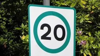 Místo červeného okraje zelený. Nová dopravní značka se v Evropě vyskytuje čím dál častěji