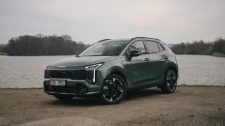 Kia Sportage umí být s hybridem úsporná, ale i pěkně užraná. Výbava jí nechybí