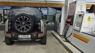 Natankovali jsme nejdražší benzin v celé Evropě. Plná nádrž nás stála téměř 4600 Kč