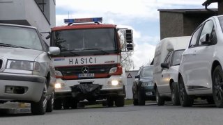 Hasiči nemohli o svátcích hasit na sídlišti. Špatně zaparkovaná auta jim znemožnila průjezd