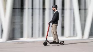 Přišel o řidičák a tak jezdil na elektrokoloběžce. Hrozí mu za to dva roky ve vězení