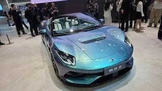 Čínská značka, která míří na české silnice, představila elektrický supersport. Byli jsme u toho