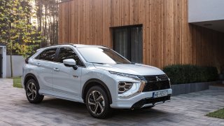 Mitsubishi Eclipse Cross PHEV může fungovat jako obrovská powerbanka. Zvládne napájet i karavan