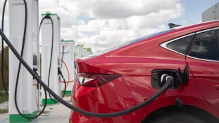 V Česku už jezdí přes 50 tisíc elektromobilů. Do roku 2030 by jich mělo být čtvrt milionu