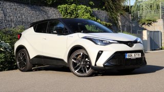 Test Toyoty C-HR v nejdražším provedení GR Sport 2.0 Hybrid: Po pěti letech stále na vrcholu