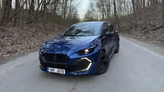 Hybridní Renault Clio je francouzský kapesní nůž, který má efektivní pohon o třídu většího auta