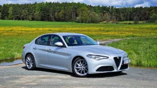 Naftová Alfa Romeo Giulia je v bazarech neprávem přehlíženou ojetinou. Jezdí skvěle a bez starostí