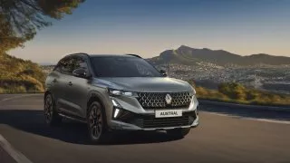 Renault Austral se dočkal modernizace. Má novou výraznou masku a kameru ve sloupku dveří