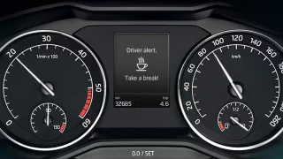 Komentář: Detekce únavy řidiče má na podzim žně. EU našla řešení, jak nás udržet bdělé