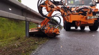 Recenze stroje značky Unimog na sečení trávy podél dálnice