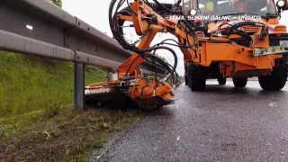 Recenze stroje značky Unimog na sečení trávy podél dálnice