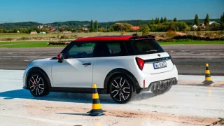 S novým Mini Cooper JCW jsem vyrazil na kluznou plochu a připomněl si, co je úplný základ řízení