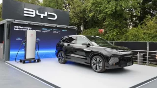 Nabíjení elektromobilu už trvá stejně dlouho jako tankování benzinu. Viděli jsme to na vlastní oči