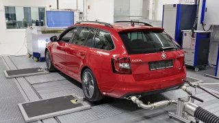 Evropa ulevuje výrobcům aut. Díky novému legislativnímu odpustku ušetří 374 miliard na pokutách