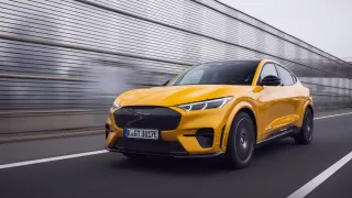 Elektrický Ford Mustang byl zahanben. Při testu maximální rychlosti ho předjela obyčejná škodovka