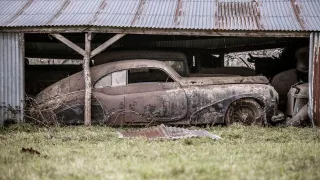 Nález aut na francouzské farmě - Obrázek 23