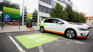 Elektromobily nás nezajímají, ukazují data z českých firem. Jsme pozadu se sítí nabíječek