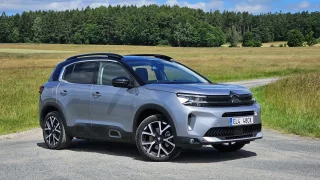 Citroën C5 Aircross vás pohoupe jako nemluvně v kočárku. Konkurenti už ale často umí víc