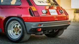 Renault 5 Turbo ve vzácné verzi Evolution. 28