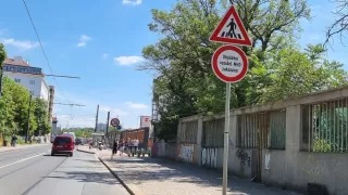 Řidiči někdy zbytečně čekají za autobusem. Přitom ho můžou objíždět i přes plnou čáru