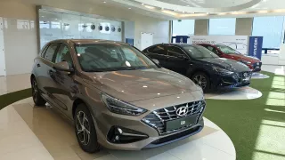 Modernizovaný Hyundai i30 mění design směrem k Asii. Čechy potěší atmosférická patnáctistovka