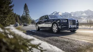 Led, sníh, hory i lesní cesta. Nezkoušeli jsme ovšem offroad, ale Rolls-Royce Phantom