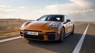 Nové Porsche Panamera má inovativní podvozek s úžasnou funkcí. Umí se naklánět do zatáček jako motorka