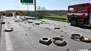 Z bouraného kamionu na pražském okruhu spadly do protisměru betonové kusy kanálů. Zranily motorkáře