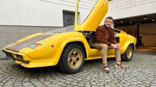Světla lze měnit podle nálady, říká majitel unikátní slovenské repliky Lamborghini Countach. Nyní je na prodej