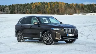 BMW X5 si drží po právu přední příčku prodejnosti u mnichovské automobilky. Ve městě si lehce pluje, na okreskách řádí