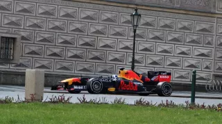 Formule 1 stáje Red Bull v Praze u Pražského hradu