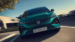 Nový Peugeot 308 oficiálně: Elektromobil slibuje větší dojezd, spalovák má tajemný nárůst výkonu