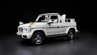 Papež dostal nový papamobil. Elektrický Mercedes G má mamutí výkon, ten ale nevyužije