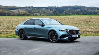 Nový Mercedes-Benz E hýčká posádku pohodlím. Elektroniky má na palubě možná až moc