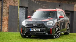 MINI Countryman s paketem JCW je hračka pro velké kluky, kteří se nebojí zlobit