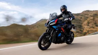 Krotili jsme nejlepší motorku roku. BMW M 1000 XR je schizofrenní psychopat s cestovním batohem