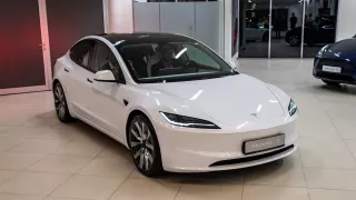 Tesla Model 3 dostala základní výbavu. S látkovými sedadly stojí lehce přes 900 tisíc korun