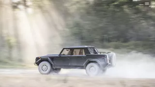 Dvanáctiválcové Lamborghini LM002 se mimo asfalt n