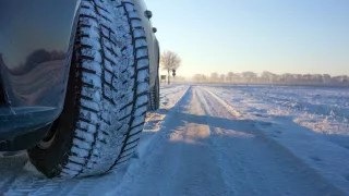 Umýt, přezout, natřít silikonem, vyměnit gumičky stěračů,... 10 rad, jak připravit auto na zimu